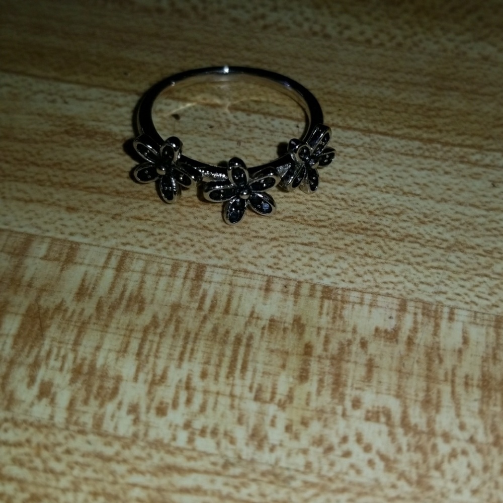 Sterling silver dazzling daisies ring